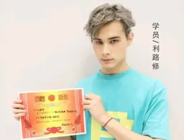 李小冉發文喊話「黑粉」：踩我炒作上熱搜無所謂，但家人是我底線