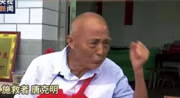 淚目！四川60歲大爺跳36公尺高橋救起落水學生，全身7處骨折
