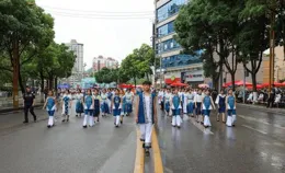 惠水：千人踩街祈福 展別樣民族風情