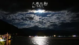 夜深留與雪爭光