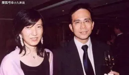 62歲甄子丹與前妻兒子罕見露面，長的很像，與繼母一家其樂融融