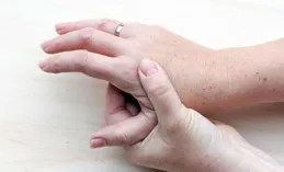 手腳一旦出現這4種異常，十有八九是血管堵了，盡早檢查
