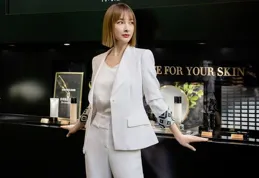 42歲吳昕白色穿搭美到犯規，懟臉照少女感十足，辣妹風氣質絕了！