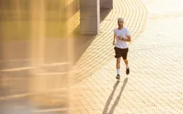 快走VS慢跑：誰才是減肥界的「燃脂王者」？