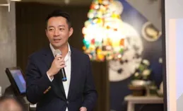 汪小菲飛機上被偶遇，被大贊有親和力！和小菲合影之人身份不簡單