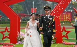 去部隊看望半年沒見的老公，卻被告知老公每周都休班，我瞬間呆住