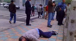 80歲老人摔倒離世，家屬查監控後，怒將鄰居告上法庭，法院判了