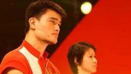 易建聯太內斂，若能像姚明一樣健談情商高，能不能長遠立足NBA？