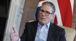 斯塔默在訪華前與菲律賓意外聯手，距離見王毅不到一個月