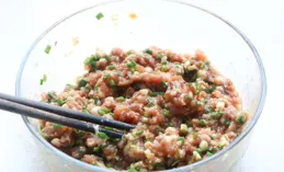 中年女人衣櫥不用買太多，今春準備這幾件就足夠！舒適又實用