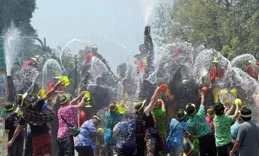 潑水節不是無尺度狂歡，雲南潑水節亂象頻出，是時候反省一下了！