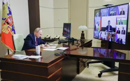 家具廠女員工拒絕透露掙多少錢 普亭多次追問未果