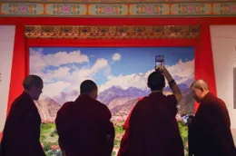 西藏自治區2025年度藏傳佛教格魯派學經僧人考核晉升格西拉讓巴學位立宗答辯暨頒證儀式舉行