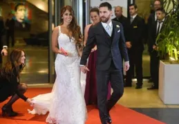 妹妹結婚我隨禮金18萬臨走時妹夫給女兒塞紅包，回家一看，我淚崩