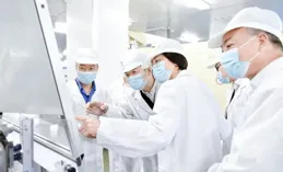 47歲袁泉素顏現身中戲上課，特意化妝滿足師妹合影請求，人美心善