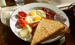 清晨哮喘突襲，比空腹不吃早餐還更嚴重？醫生提醒：這2種水別喝