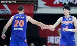 遼籃出征新疆，楊鳴微笑，韓德君隨隊，付豪喝咖啡，威爾斯受追捧