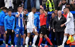 裁判出示紅牌之前，巴斯克斯對姆巴佩說：他會罰下你