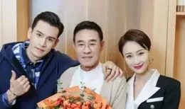 69歲杜誌國近照：攜三婚妻子遊玩，戴勞麗仕體態發福，對粉絲冷漠