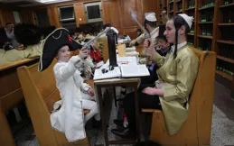 川普焦頭爛額，英日紛紛拋投美債，猶太資本隨時準備逃離美國？