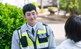 秋小愛YUTO機場偶遇丁海寅，男神面前小愛秒變小迷妹