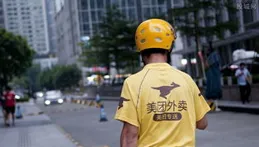 上海一外賣小哥被店員連潑幾杯奶茶！究竟發生什麽？監控曝光