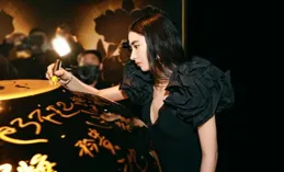 暗夜精靈的時尚秘籍：黑無肩帶背心、銀亮片短裙與香檳挎包搭配