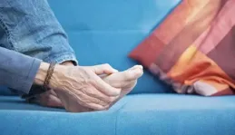 醫生勸告：骨質疏松患者若睡前泡腳，不出兩個月，或有5個變化