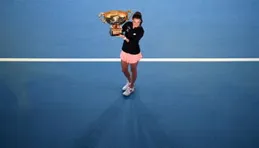 尷尬！萬斯舉起獎杯，底兒掉了……網友：美國制造？