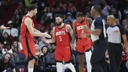 首輪碰上勇士，對於現在的火箭年輕人，將是非常有意義的一次考驗