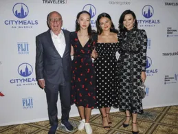 鄧文迪穿6萬薄紗裙閃耀頒獎禮，同台前夫，94歲默多克摟新妻亮相