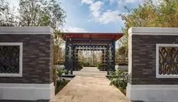 10×30公尺，東北業主客製中式合院，庭院大到能養牛，6間臥室住的爽