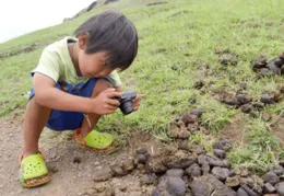 小男孩說話算話帶著包子冒雨赴約