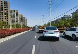 昏睡一夜自信認為酒已醒，上路接連撞了3輛車