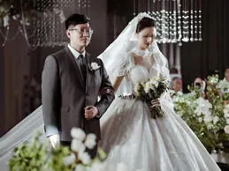 婚禮上母親身穿婚紗登場後，我對勸阻的老婆怒吼：我媽憑啥不能穿