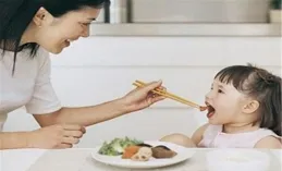 雇來的 「媽媽」 無償養娃 4 年！孩子哭著喊 「別丟下我」，結局看哭