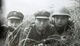 穿越成小兵，他與戰友並肩作戰，終成共和國上將的傳奇之路