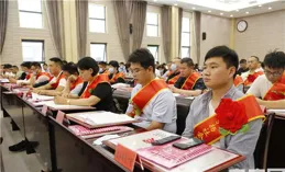 低頭便見水中天，四川儀隴舉行插秧大比賽