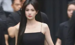 白鹿越來越自信了，穿豹紋吊帶秀事業線，美的差點不敢認