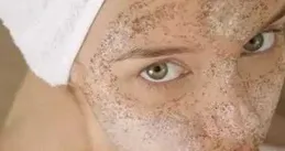 應如何進行臉部清潔？