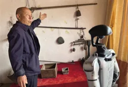 AI機器人走進臯蘭什川古梨園 為遊客提供新奇體驗