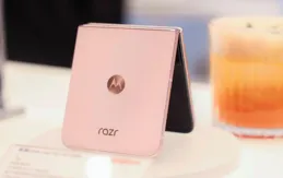 AI 替你玩手機，Moto Razr 60 折了螢幕，還想「折疊時間」