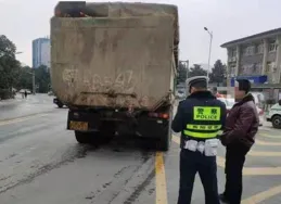 大貨車遮擋牌照後組隊多天多次闖紅燈結隊逆行，13人被拘