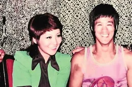 父親是向華強，母親是丁佩，她低調似隱形人，為何47歲依然未婚？