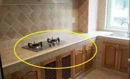 裝修教訓：門和地板沒協調，露瓷磚的瞬間我懵了