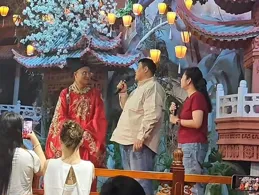 太壕了！張昕宇參加友人婚禮隨10萬，妻子拿一沓現金，卻背千元包