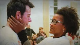 8歲男童失蹤第5天！父親身份曝光，母親緊攥物品成淚崩焦點