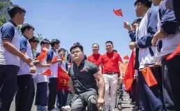 這讓他想起媽媽的話：把短袖改背心，為什麽不直接買背心？