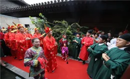 恭喜！搏擊冠軍邱建良大婚，清明上河園內辦婚禮，武狀元造型搶鏡