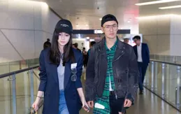 黃曉明攜友人現身機場，姜妍V領長裙知性，沈月穿厚底鞋被指1公尺5